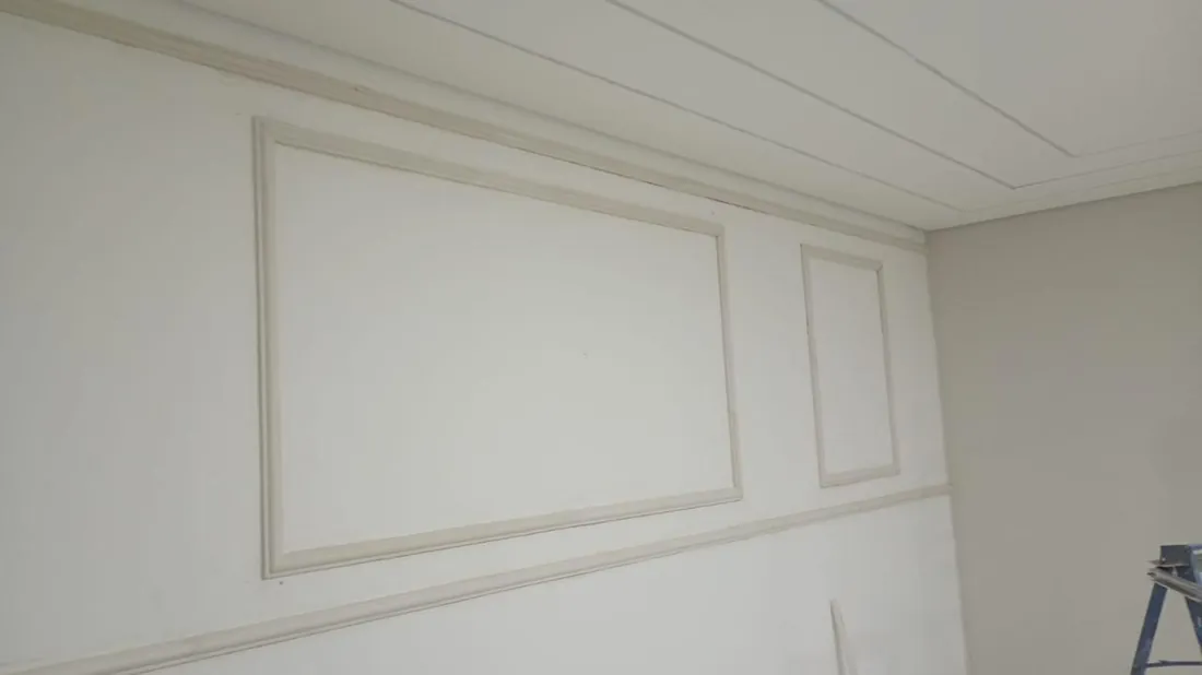 Moldura e rodateto de gesso em parede