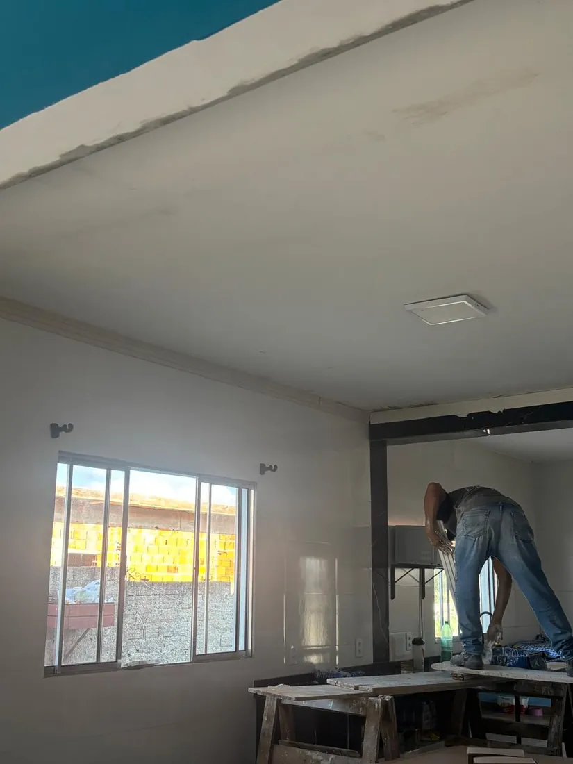 Quarto com forro de gesso finalizado