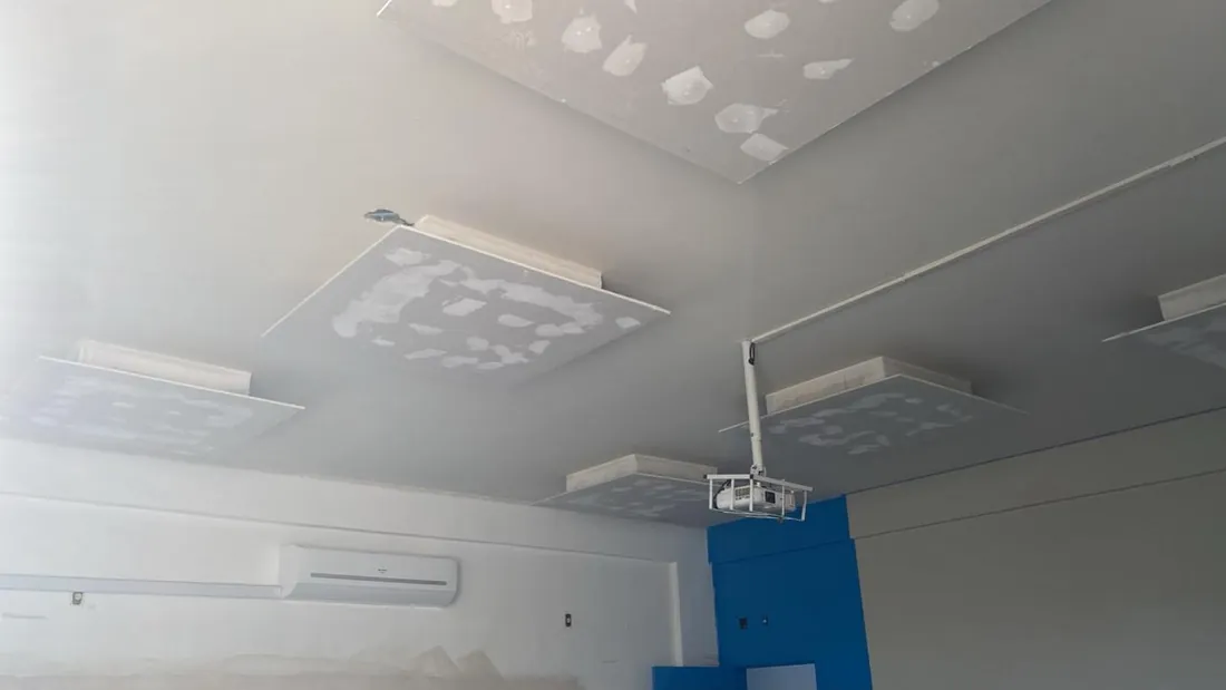 Sanca de gesso com iluminação embutida